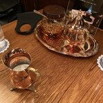 皇琲亭 - ミルクや砂糖はこの金の容器に。