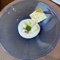ピエール - アミューズ：ゆり根、湯葉チップス