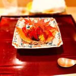 銀座 しのはら - ◎ 先付け　（紅葉狩りをイメージ）　渡り蟹の甲羅をひっくり返した返した祝いの器で、渡り蟹、毛ガニ、キャビア、赤万願寺など、黄身酢と加減酢のにこごりで