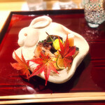 銀座 しのはら - ◎ 大きい方の白い器…よく見るとウサギなんですね…うずらの味噌漬け、鰆の幽庵焼き、からすみ大根、うなぎの昆布巻、 ぎんなん、たこ