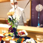 銀座 しのはら - ◎ 八寸です。献盃（オレンジの器）…いちぢくの胡麻餡かけ、筒状のもの…伊勢海老としめじほうれん草をたらの白子和え、 菊の香合（白い器）…柿をつかった膾、大きい方の白い器は→