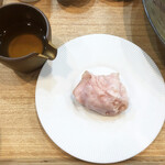 飯田商店 - つけ麺（しょうゆ味）後半提供の濃密出汁（昆布水）・しゃぶ肉