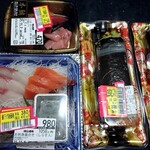 イオンモール - お刺身盛合せ(980円＋税が値下げ価格で380円＋税)、本まぐろ中とろ刺身(470円＋税が値下げ価格で156円＋税)、大きな海老フライ巻(698円＋税の半額)、海老カツサラダ太巻(498円＋税の半額)
