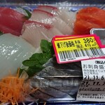 イオンモール - お刺身盛り合わせ(980円＋税が、値下げ価格で380円＋税)
