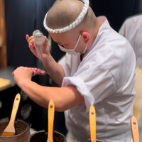 鳥さき - ズリに塩を振る加藤さん