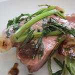 アーリア ディ タクボ - 三重県産松阪豚と静岡県産ミニ蕪の炭火焼き、黒胡椒とニンニクのソースで2