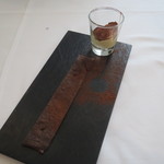 アーリア ディ タクボ - Tacuboのティラミス  アーモンドとエスプレッソのクッキーを砕いて、マスカルポーネのディップと共に