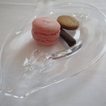 アーリア ディ タクボ - 小菓子:フランボワーズのマカロン、伊予柑のチョコレート・ピール、ローズマリーのクッキー1