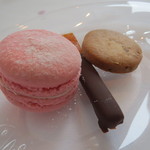 アーリア ディ タクボ - 小菓子:フランボワーズのマカロン、伊予柑のチョコレート・ピール、ローズマリーのクッキー2