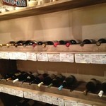 魚介ビストロｓａｓａｙａｋｉｔｏｋｉｔｏ - 入口からたくさんのワインが、お出迎えしております。