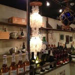 魚介ビストロｓａｓａｙａｋｉｔｏｋｉｔｏ - 貝殻シャンデリアにガラスの浮き玉。エイジング仕上げで味がある店内です。