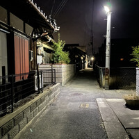 はと - 地域性豊かな雰囲気。
                      この路地に本格日本料理店があるとは思えません。