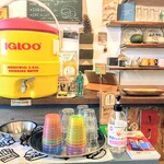 BRISK STAND - 店内　セルフサービスのお冷