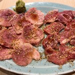 Horumon Yaki Yakiniku Yoshiko Chan - 豚タン 塩 429円、豚カシラ 塩 429円