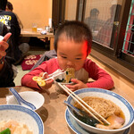 Yuuka - ラーメンを食う息子っち。顔が赤いのは駐車場に入ってきた車のテールランプだ。