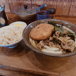 牧のうどん - ご飯は鶏めし　　肉うどん+コロッケ