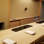 道人 - 店内
      華美でなく落ち着いた雰囲気
      檜の１枚板のカウンターが美しい
      席に座り少しずつこの世界観に浸っていきます
      