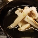 道人 - ②松茸、毛蟹の真薯、利尻昆布と血合い抜き鮪節の出汁のお椀
      利尻昆布の出汁は透明感がありながらも輪郭がはっきりしたキレのある味わい
      血合い抜きなので雑味が無く、澄みつつも力強い旨み