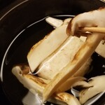 道人 - ②松茸(京都府丹波産)
      北海道の8月から九州の11月まで日本縦断しつつ収穫期が続く秋を代表する高級茸
      芳醇な香りと上品な旨みが特徴
      丹波産は薫りと旨みが両立し素晴らしい！
      