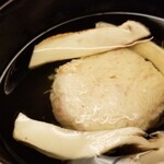 道人 - ②松茸、毛蟹(北海道産)の真薯、利尻昆布と血合い抜き鮪節の出汁のお椀
      具材が野菜か真薯だと最初の一口でお出汁が濁らない、その配慮も素晴らしい
      毛蟹の産卵期は晩秋～晩冬、旬は晩秋～晩冬