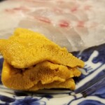 道人 - ④赤雲丹(大分県産)
      赤潮で蝦夷馬糞雲丹の良いものが極端に減少
      旬は終わっているが大分から良いものを入れられています
      最盛期の淡路島の由良産程の甘みは無いです