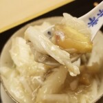 道人 - ⑥丹波栗と銀杏の飯蒸し、渡り蟹餡掛け
      蒸すことで栗の優しい甘みと銀杏の青い甘みがふわふわと拡がる絶妙な飯蒸し、これに旨みタップリの渡り蟹の餡がベストマッチ
      良くこんな組み合わせを思い付くものです