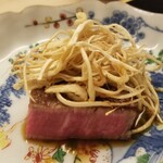 道人 - ⑦炭火焼き村沢牛(長野県村沢牧場産)のシャトーブリアン、炭火炙り裂き松茸載せ
      外側をカリッと焼き上げ脂も軽やか
      松茸を炙ってしんなりとさせつつもシャキ感も
      薫りも豊かで秋を堪能