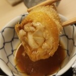 道人 - ⑧松茸(京都府丹波産)の叺(カマス)巻きフライ、山椒醤油添え
      そのままでもめちゃウマなのに、山椒醤油を付けるとアクセントがついて、脂の旨みがピリッと締まるんだなぁ