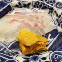道人 - ③真鯛(兵庫県明石産、朝10時〆)、藻塩・かぼす・醤油
                    産卵期は春～初夏、旬は秋～晩冬 
                    
                    ④赤雲丹(大分県産)
                    産卵期は初秋～晩秋、旬は初夏～晩夏