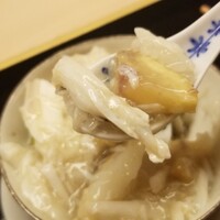 道人 - ⑥丹波栗と銀杏の飯蒸し、渡り蟹餡掛け
                      蒸すことで栗の優しい甘みと銀杏の青い甘みがふわふわと拡がる絶妙な飯蒸し、これに旨みタップリの渡り蟹の餡がベストマッチ
                      良くこんな組み合わせを思い付くものです