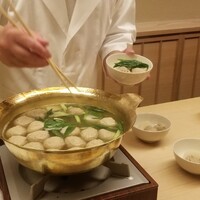 道人 - ⑩鶉(愛媛県産・2度挽き)つくね・蕪・九条葱の鍋
                    鶉のつみれ、滋味が染み渡る
                    フワッフワでサッとマジックの様に融けて消えて無くなる
                    鶉は小さいから作るのが大変そう