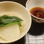 道人 - ⑩鶉(愛媛県産・2度挽き)つくね・蕪・九条葱の鍋
      滋養に富み軟らかな肉質とコクのある脂が魅力
      鶉の滋味が染み込んだ蕪も九条葱も◎
      もうどうにも止まらない。