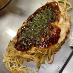 Hiroshima Okonomiyaki Dokkoi - 「肉玉(生麺)」@880＋「イカ天」@150   半分は、「お持ち帰り用」にパックして貰いました。