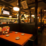 串揚げ じゅらく - 内観写真:ベンチシートゆったりのんびりくつろいで◎