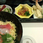 海鮮丼ランチ。(味噌汁が移っていません＞＜）