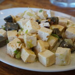 哈爾濱餃子 - ピータン豆腐のサラダUP