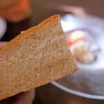 トラットリア ジッリ - おからの⼊った⾃家製フォカッチャ