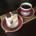 CALVA - 「ショートケーキ」と「ティラミス」、どちらも上質の生クリームを使っていて、本格的に淹れたコーヒーにも良く合います。