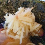 家系ラーメン たつ家 - 途中、食感の良い刻みショウガを投入し味変、ニンニクほどの美味しさは無いけれど、 カラメのスープにショウガの風味が加わり美味しいです。