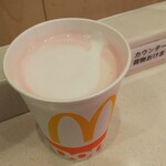 マクドナルド - マックシェイクのストロベリー味を上から見る。