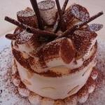 お誕生日や記念日に人気のオーダーケーキは、EMPORIOのパティシエがその日のためにお作りします。
