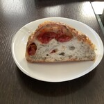 ラトリエ ドゥ プレジール - ドライトマトのパン（断面）