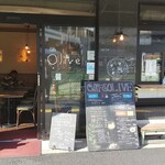 Cafe Olive - 店の外観全体、小春日和だったので窓を解放して営業していました。