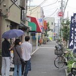 Teuchi Udon Sumita - 小雨まじりで並んでます。好きですね～～うどんが