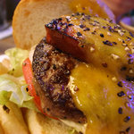 ヴィレッジ ヴァンガード　ダイナー - ペッパー＆チェダーメルトバーガー、アップ