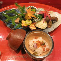 草喰 なかひがし - 八寸　（丹波黒豆直焼、海苔で巻いた鹿肉、ブロッコリーとカリフラワーの醍醐塗し、揚げ栗、銀杏押し焼、戻り鰹生節の燻製、柿のきな粉酢和えとんぶりと三つ葉添え）とお凌ぎ　（カラスミとムカゴの飯蒸し）