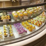 Pathisuriginza sembikiya - 華やかなパテスリーのショーケース