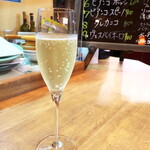 バール トレンタ トレ - スパークリング「グレラ・スプマンテ」（￥800）。白ぶどうのほど良い酸味、炭酸が身体に染み込む爽快感～