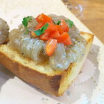 バール トレンタ トレ - カリッと焼き上げたバゲットに、オリーブオイルとガーリックで和えた生しらす