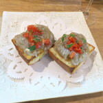 バール トレンタ トレ - 沼津産生シラスのブルスケッタ（￥800）。いかにも漁港の街らしい一品